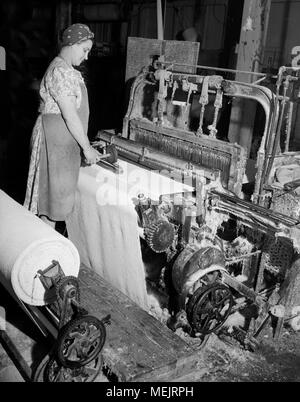 Un lavoratore orologi un precoce in plastica industriale del processo di fabbricazione in una fabbrica della California, ca. 1946. Foto Stock