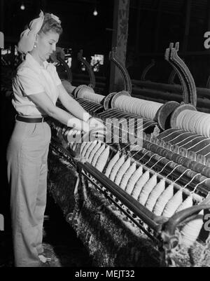 Un lavoratore orologi un precoce in plastica industriale del processo di fabbricazione in una fabbrica della California, ca. 1946. Foto Stock