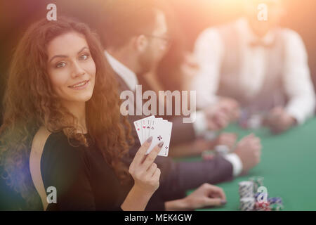 Bella donna che mostra una combinazione di quattro assi. Foto Stock