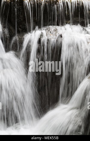 Telaio completo di close-up di una cascata presso il Tat Kuang Si cascate vicino a Luang Prabang in Laos. Naturale di arte astratta. Foto Stock