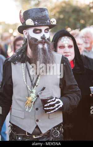 Il cantone, GA, Stati Uniti d'America - 17 Ottobre 2015: un uomo in un costume voodoo passeggiate tra la folla al Cherokee Zombie Fest di Canton, GA. Foto Stock