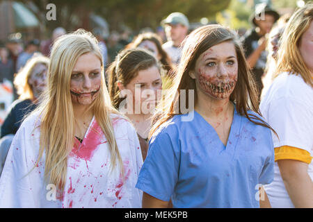 Le ragazze adolescenti in sanguinose zombie trucco e nurse scrubs camminare tra la folla al Cherokee Zombie Fest, il 17 ottobre 2015 nel cantone, GA. Foto Stock