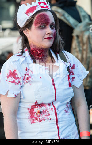 Una donna indossa una sanguinosa infermiera vestito e zombie trucco come lei prende parte all'annuale Cherokee Zombie Fest il 17 ottobre 2015 nel cantone, GA. Foto Stock