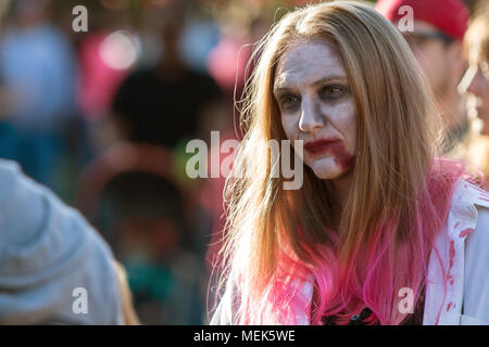 Il cantone, GA, Stati Uniti d'America - 17 Ottobre 2015: una donna che indossa zombie trucco sbanda attraverso la folla al Cherokee Zombie Fest di Canton, GA. Foto Stock