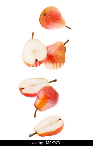 Isolato la caduta dei frutti. La caduta di pere dolci frutti isolati su sfondo bianco con percorso di clipping pacchetto come elemento di design. Foto Stock