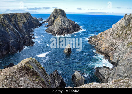 Questa è una roccia di isola circondata da scogliere sul mare. Questo photoghaph è stata presa a Malin Head Irlanda Foto Stock