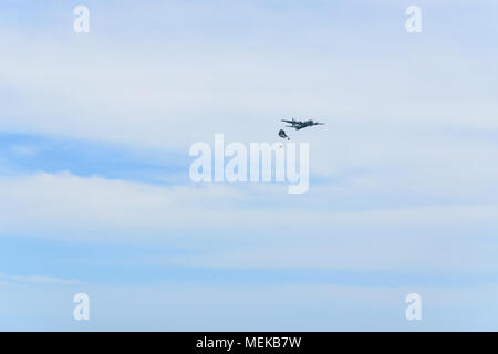 Le pratiche di RAF una goccia d'aria oltre il Studland Bay, Dorset Foto Stock