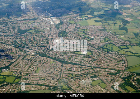 Vista aerea del sobborgo di Orpington nel London Borough of Bromley. Osservata da un piano in un assolato pomeriggio di estate. Foto Stock