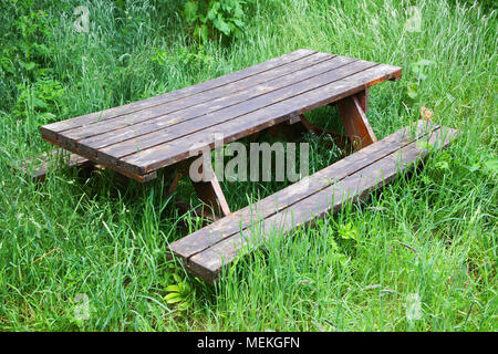 Un vecchio, disued banco picnic in un campo incolto - Giovanni Gollop Foto Stock