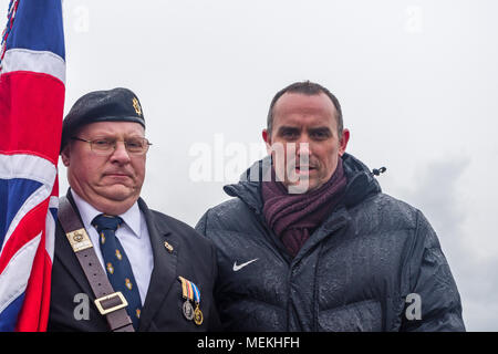 Sulla destra una pioggia inzuppato Kelvin Thomas, il presidente di Northampton Town FC, in corrispondenza di un evento commemorativo; Sixfields, Northampton, Regno Unito Foto Stock