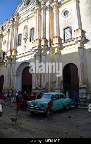 Le auto vecchie e la cattedrale Foto Stock