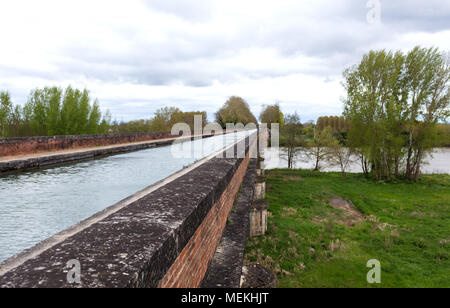 Garonna canale da Cacor a Moissac sul fiume Tarn in Francia, costruito tra il 1842 e il 1846 con 356 m di lunghezza Foto Stock