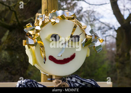 Riempito di paglia spaventapasseri tipo caricatura figure per i divertimenti per i bambini a 2018 annuale festival di primavera a Barnet's Demesne Belfast nord ho Foto Stock