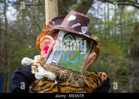 Riempito di paglia spaventapasseri tipo caricatura figure per i divertimenti per i bambini a 2018 annuale festival di primavera a Barnet's Demesne Belfast nord ho Foto Stock