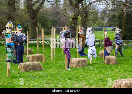 Riempito di paglia spaventapasseri tipo caricatura figure per i divertimenti per i bambini a 2018 annuale festival di primavera a Barnet's Demesne Belfast nord ho Foto Stock