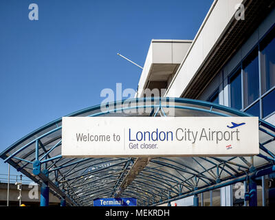 LONDRA, Regno Unito - 05 APRILE 2018: Cartello di benvenuto sull'edificio del terminal presso il City Airport nei Docklands Foto Stock