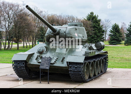 La Bielorussia Minsk - Aprile 19, 2018: militare sovietico di apparecchiature al complesso memoriale Kurgan Slavy, mezzo serbatoio T-34. Foto Stock