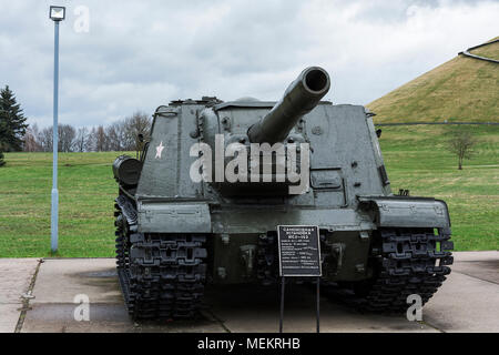 La Bielorussia Minsk - Aprile 19, 2018: militare sovietico di apparecchiature al complesso memoriale Kurgan Slavy, unità semovente ISU-152. Foto Stock
