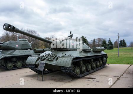La Bielorussia Minsk - Aprile 19, 2018: militare sovietico di apparecchiature al complesso memoriale cumulo di gloria, è-3 serbatoio pesante. Foto Stock