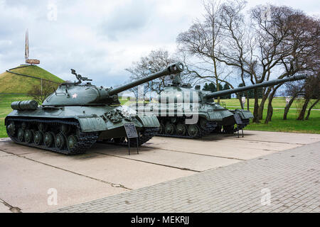 La Bielorussia Minsk - Aprile 19, 2018: militare sovietico di apparecchiature al complesso memoriale cumulo di gloria, è-3 serbatoio pesante e t-10 obiettivo di formazione. Foto Stock