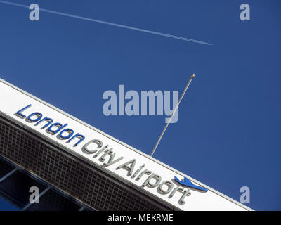 LONDRA, Regno Unito - 05 APRILE 2018: Vista esterna dell'edificio del terminal presso l'aeroporto cittadino con cartello Foto Stock