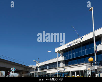 LONDRA, Regno Unito - 05 APRILE 2018: Vista esterna dell'edificio del terminal presso l'aeroporto cittadino con cartello Foto Stock