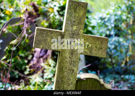 Una croce con "riposare in pace' scritto su di esso, Abney Park Cemetery, uno dei magnifici sette cimiteri di Londra, Regno Unito Foto Stock