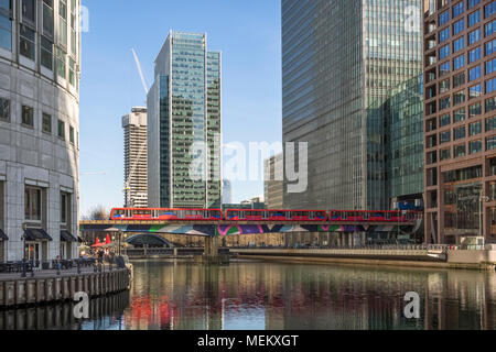 LONDRA, Regno Unito - 05 APRILE 2018: Docklands Light Railway (DLR) uffici di passaggio dei treni Foto Stock