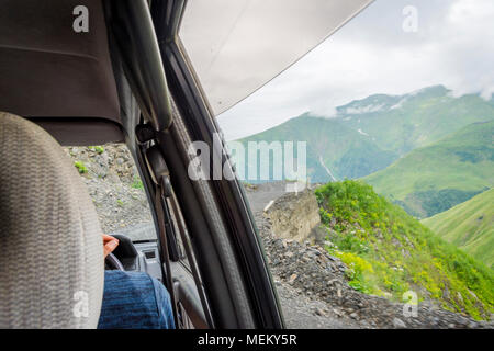 La guida di una vettura sulla strada pericolosa a Tusheti national park, Georgia Foto Stock