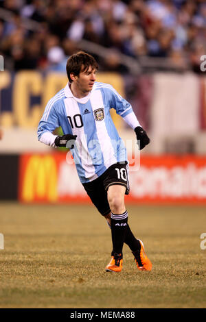 Argentina Lionel Messi in azione durante la partita amichevole tra Stati Uniti e Argentina al Meadowlands Stadium il 27 marzo 2011 Foto Stock