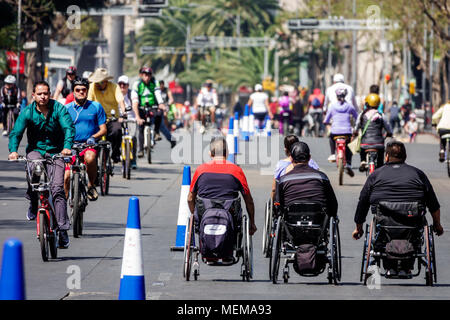 Città del Messico, ispanico, centro storico, Avenida Juarez, Muevete en bici, spostare in bicicletta, auto-free domenica biciclette bicicletta bicicletta andare in bicicletta Foto Stock