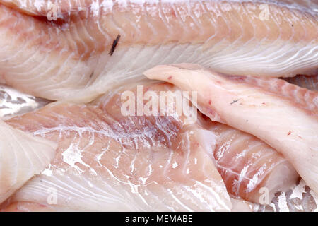 Un mucchio di merluzzo al mercato del pesce Foto Stock