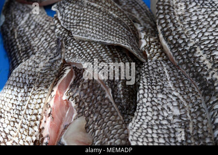 Black Sea bass al mercato del pesce Foto Stock