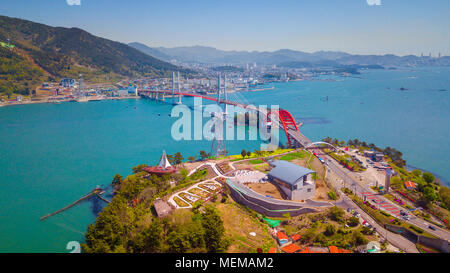 Vista aerea isola bella con ponte di sospensione in Namhae città della Corea del Sud. Foto Stock