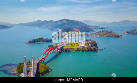 Vista aerea isola bella con ponte di sospensione in Namhae città della Corea del Sud. Foto Stock