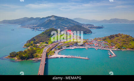 Vista aerea isola bella con ponte di sospensione in Namhae città della Corea del Sud. Foto Stock