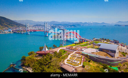 Vista aerea isola bella con ponte di sospensione in Namhae città della Corea del Sud. Foto Stock