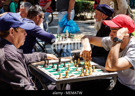 Città del Messico, messicano, ispanico, centro storico, Avenida Juarez, Plaza de la Solidaridad, piazza pubblica, scacchi, gioco, gioco, pezzi in movimento, uomo maschio Foto Stock