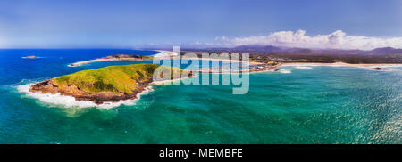 Porto di Città regionale di Coffs Harbour in Australia con Muttonbirds isola e città protetta marina off spiagge sabbiose su una soleggiata giornata estiva. Foto Stock