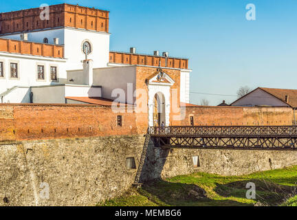 Vista del castello storico di princes Ostrozhsky nell'antica fortezza di Dubno, regione di Rivne, Ucraina. Frammento del ponte, il gate di fortezza Foto Stock