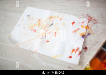 Bambino del dipinto di casa sulla tabella Foto Stock