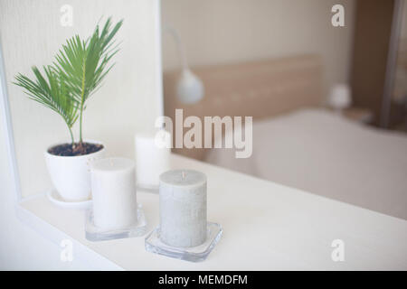 White room interior decor con la masterizzazione fatti a mano candela e bouq Foto Stock