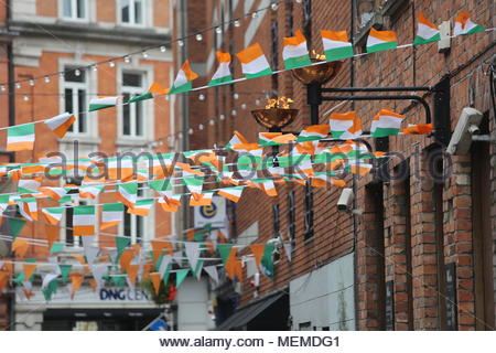 Irish bunting appesi da edifici nel centro della città di Dublino Foto Stock