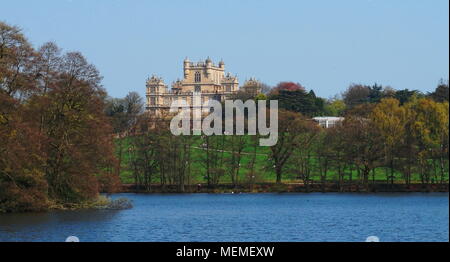 Wollaton Hall di Nottingham. Preso dalla parte opposta del lago in Wollaton con la sala sporgente oltre la treeline. Foto Stock