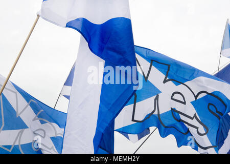 GLASGOW, SCOZIA - 14 settembre 2014: due si intraversa bandiere con la parola "sì" su di esso in corrispondenza della BBC Scotland HQ. Foto Stock