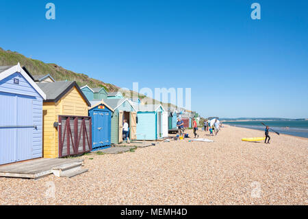 Spiaggia Vista con capanne di legno, Hordle Cliff West, Milford-on-Sea, Hampshire, Inghilterra, Regno Unito Foto Stock