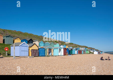 Vista Mare con colorate capanne in legno, Hordle Cliff West, Milford-on-Sea, Hampshire, Inghilterra, Regno Unito Foto Stock
