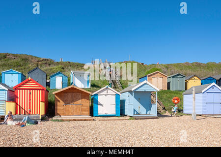 Vista Mare con colorate capanne in legno, Hordle Cliff West, Milford-on-Sea, Hampshire, Inghilterra, Regno Unito Foto Stock