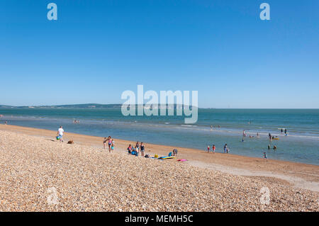 Vista della spiaggia, Hordle Cliff West, Milford-on-Sea, Hampshire, Inghilterra, Regno Unito Foto Stock