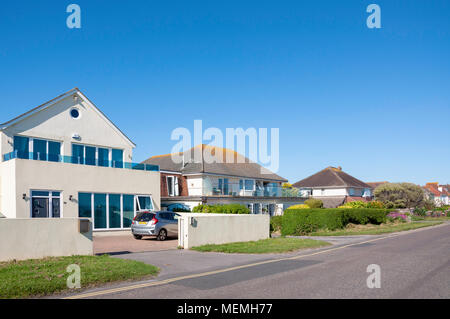 Case sul verde su Marine Drive, Barton sul mare, Hampshire, Inghilterra, Regno Unito Foto Stock